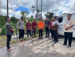 Banjir Melanda Dusun Jelimpo, Bhabinkamtibmas Dampingi Wakil Bupati Cek Lokasi