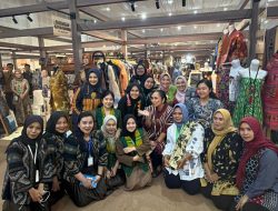Almira ADS dalam PERSIT BISA: Harmoni Tenun dan Sentuhan Modern yang Memikat Perhatian Pengunjung di Booth 18