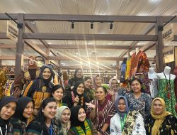 YD Strap Bag Tenun-Booth 22: Curi Perhatian dan Raih Antusiasme Pengunjung Memandang Wastra dengan Citra Nan Anggun