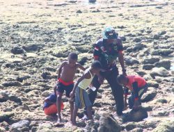 Satgas TMMD Ke-128 Kodim 1801/Manokwari Bersama Anak-Anak Kampung Tanah Rubuh Cari Ikan Bersama