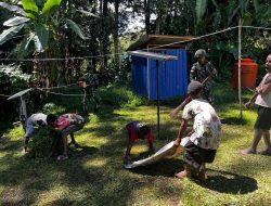 Kampung Bersih Papuaku Indah, Satgas Yonif 521/DY Karya Bakti Membersihkan Rumah Tokoh Masyarakat di Distrik Kelila