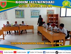 Dukung Kesehatan Siswa, Babinsa Koramil Soropia Dampingi Program Makan Bergizi Gratis