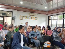 Ciptakan Lingkungan Bersih, Bhabinkamtibmas Jelambar Sosialisasi Pengolahan Sampah