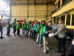 Jumat Peduli, Polda Metro Jaya Bagikan 350 Paket Sembako ke Ojol