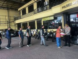 Jumat Peduli, Polsek Metro Tamansari Bagikan Beras kepada Anggota Sabuk Kamtibmas