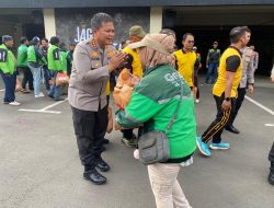 Wujud Polri Humanis, Polres Metro Bekasi Kota Bagikan Paket Sembako bagi Pengemudi Ojol