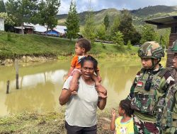 Dari Kampung ke Kampung, Satgas Yonif 521/DY Hadir Bangkitkan Harapan melalui Pengobatan Gratis dan Pembagian Sembako bagi Warga di Distrik Napua