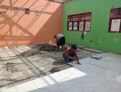 Wajah Baru SD Negeri 5 Muara Dua Mulai Terlihat, Pengerjaan Keramik Terus Dikebut