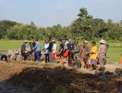 Anggota Satgas TMMD dan Warga “Berat Sama di Pikul, Ringan Sama di Jinjing”