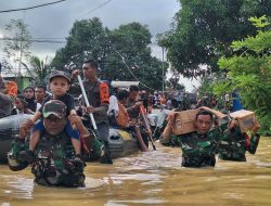 Kodim 1417/Kendari Ulurkan Tangan di Tengah Banjir