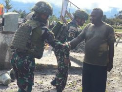 Satgas Yonif 521/DY Gotong Royong Bangun Masjid Bersama Warga