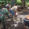 Aktif di Lokasi Pembangunan Jembatan, Babinsa Airmadidi Bawah Bantu Aduk Campuran Semen, Pasir dan Kerikil Bersama Warga dan Pekerja