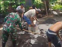 Aktif di Lokasi Pembangunan Jembatan, Babinsa Airmadidi Bawah Bantu Aduk Campuran Semen, Pasir dan Kerikil Bersama Warga dan Pekerja