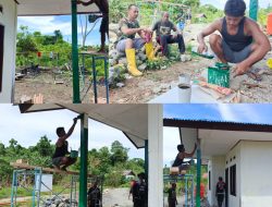 Pengecatan Tiang Teras RTLH, Satgas TMMD Ke-128 Kodim 1801/Manokwari Utamakan Kerapian  ‎
