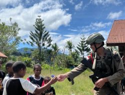 Jalin Keakraban dengan Warga, Satgas Ops Damai Cartenz Gelar Patroli Dialogis di Serambakon