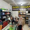 Aksi Polisi Jaga Keamanan Siang Hari, Karyawan Counter HP Diberi Himbauan