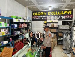 Aksi Polisi Jaga Keamanan Siang Hari, Karyawan Counter HP Diberi Himbauan