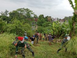 Anggota Koramil 13/Seyegan Bersama Warga Bersih Bersih Lingkungan