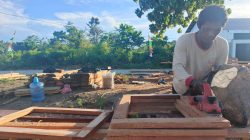 Pembuatan Rangka Pintu dan Jendela SD Inpres 62 Asai Dikerjakan Khusus oleh Satgas TMMD Ke-128