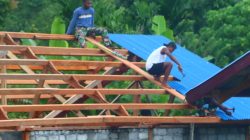 Atap Rumah Debida Dowansiba Mulai Dikerjakan Satgas TMMD Ke-128 Kodim 1801/Manokwari