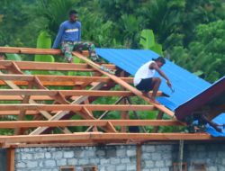 Atap Rumah Debida Dowansiba Mulai Dikerjakan Satgas TMMD Ke-128 Kodim 1801/Manokwari
