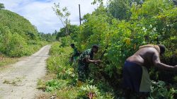 Sertu Denni Fenetiruma Ajak Warga Bersihkan Semak Belukar Sepanjang Jalan Kampung