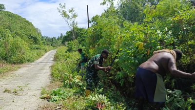 Sertu Denni Fenetiruma Ajak Warga Bersihkan Semak Belukar Sepanjang Jalan Kampung