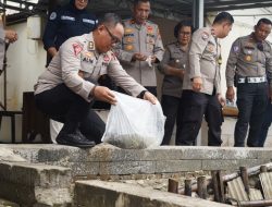 Kapolres Metro Bekasi Tebar 10.000 Benih Lele, Dukung Rantai Pasok SPPG Polri