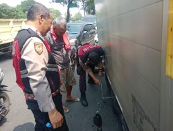 Patroli Samapta Polsek Kalideres Sigap Bantu Pengemudi Truk Box Pecah Ban