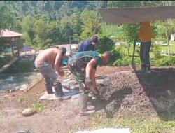 Tak Mengenal Lelah, Babinsa dan Pekerja Terus Kebut Pembangunan Jembatan Perintis Garuda
