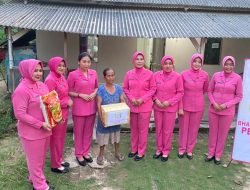Peduli Sesama, Bhayangkari Polres Mesuji Bagikan Paket Sembako kepada Lansia dan Warga Kurang Mampu