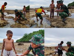 Personel Satgas TMMD Bermain dan Mencari Ikan Bersama Anak-anak Saat Air Laut Surut