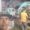 Warga Perumahan Meritai Anggrek Swadaya Cor Jalan dan Pasang Gorong-gorong, Diduga Terkendala Amdal