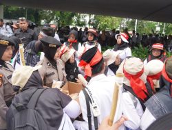 Polisi Bagikan Air Mineral dan Roti ke Massa Aksi Guru Honorer di DPR