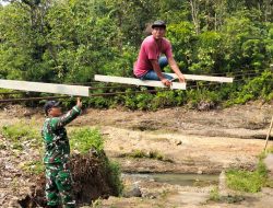 Gotong Royong Bangun Jembatan Merah Putih, TNI dan Warga Gunung Kancil Wujudkan Impian lama