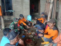 Semangat Gotong Royong, Babinsa Koramil Selo Turun Tangan Bangun Talud Penohon Longsor