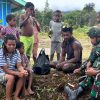 Ciptakan Rasa Aman dan Kebersamaan, Satgas Yonif 521/DY Gelar Anjangsana dan Bagikan Sembako di Distrik Apalapsili