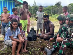 Ciptakan Rasa Aman dan Kebersamaan, Satgas Yonif 521/DY Gelar Anjangsana dan Bagikan Sembako di Distrik Apalapsili