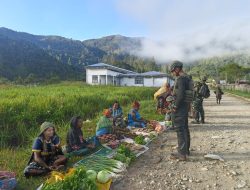 Satgas Yonif 2 Marinir Borong Hasil Tani Warga Komopa Papua, Bangkitkan Ekonomi Lokal dan Pererat Hubungan Dengan Warga