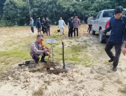 Hijaukan Sintang, Camat Sungai Tebelian Pimpin Penanaman Pohon di Masjid Munzalan Al-Husni
