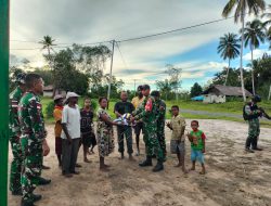 Satgas Yonif 123/Rajawali Bangun Lapangan Voli dan Bagikan Bola untuk Warga Kampung Wonggi