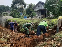 Demi Keselamatan Warga, Babinsa Ikut Kerja Bakti Bangun Talud Penahan Longsor