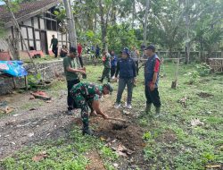 Penghijauan Monumen Trisula, TNI-Polri Bersama SMKN 1 Bakung Wujudkan Kepedulian Lingkungan