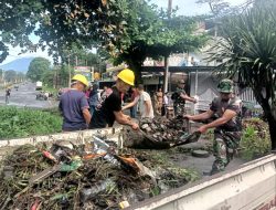 Bentuk Nyata Kepedulian TNI Terhadap Kebersihan Lingkungan, Kodim 1310/Bitung Gelar Karya Bakti Gerakan Indonesia Asri, Bersihkan Selokan dan Taman Median Jalan