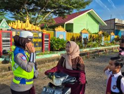Hadirkan Rasa Aman, Satlantas Polres Mesuji Bantu Penyeberangan Siswa Saat Jam Sekolah