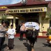 Wujud Kepedulian Sosial, Kapolda Sumsel Serahkan Hewan Kurban untuk Pesantren di Musi Rawas