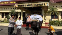 Wujud Kepedulian Sosial, Kapolda Sumsel Serahkan Hewan Kurban untuk Pesantren di Musi Rawas