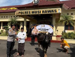 Wujud Kepedulian Sosial, Kapolda Sumsel Serahkan Hewan Kurban untuk Pesantren di Musi Rawas