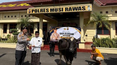 Wujud Kepedulian Sosial, Kapolda Sumsel Serahkan Hewan Kurban untuk Pesantren di Musi Rawas