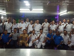 Pererat Silaturahmi di Tengah Laut, Nahkoda dan Seluruh Crew KM Dorolonda Gelar Halal Bihalal di Atas Kapal